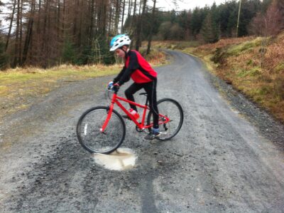 Islabike beinn 26 Best 26" kids' bikes: a boy riding an Islabikes Beinn bike on a gravel path