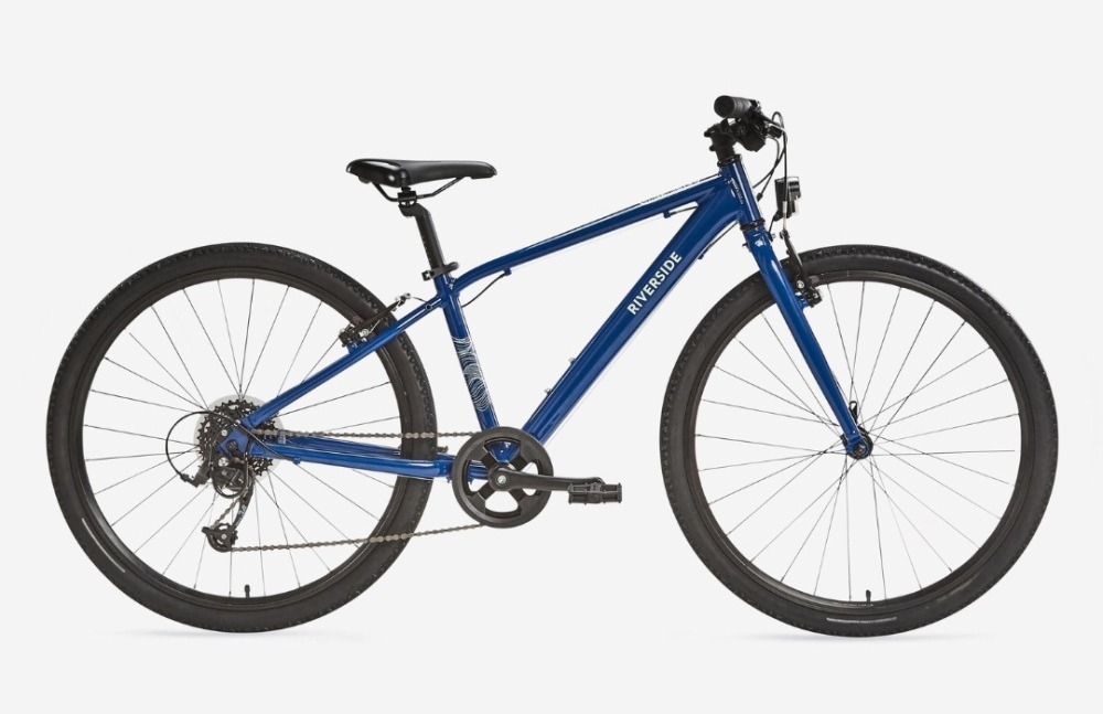 Best 26 inch kids bikes: A blue B’Twin Riverside 900 hybrid bike on a plain background