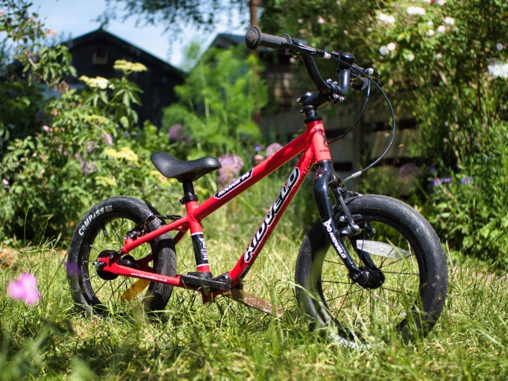 best 14 inch kids bikes: Kidvelo rookie 14 kids bike freestanding on grass