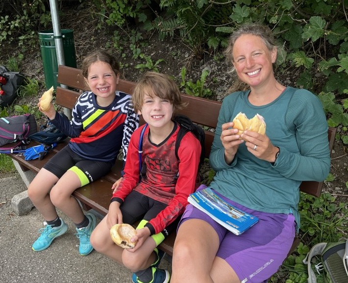 Bea Searle and her kids eating a sandwich on a bench