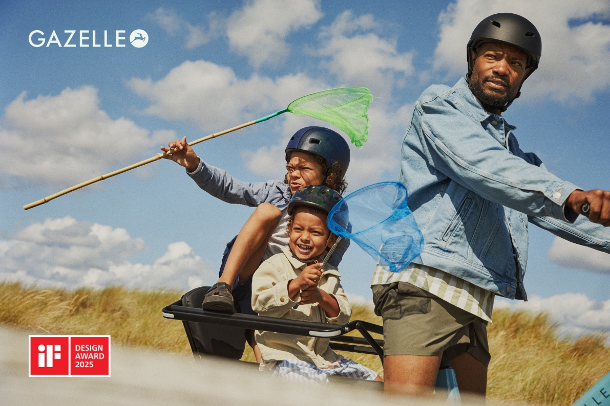 Gazelles images of the longtail cabby in use- a family of three riding the blue bike to the seaside