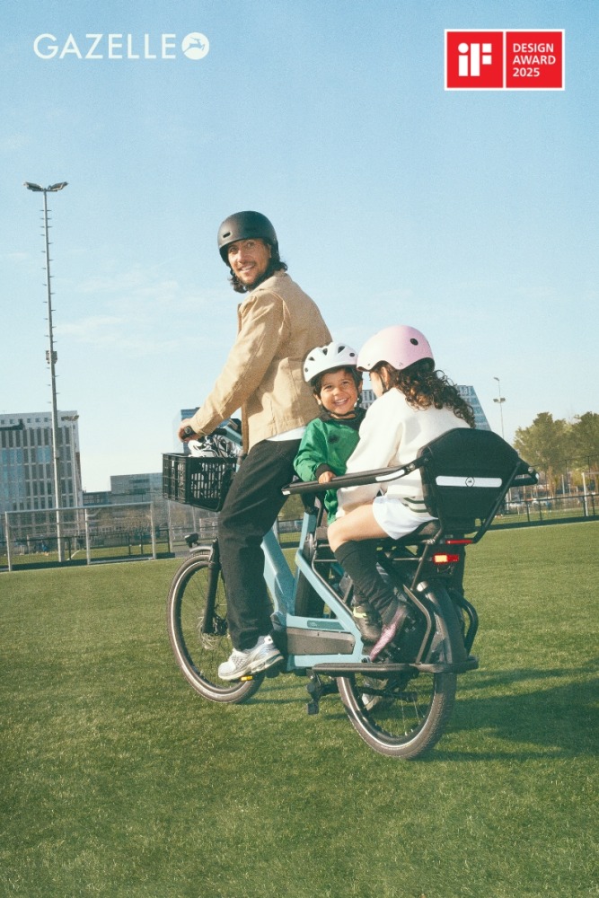 Gazelles images of the cabby in use- a family of three riding the blue longtail cargo bike to the seaside