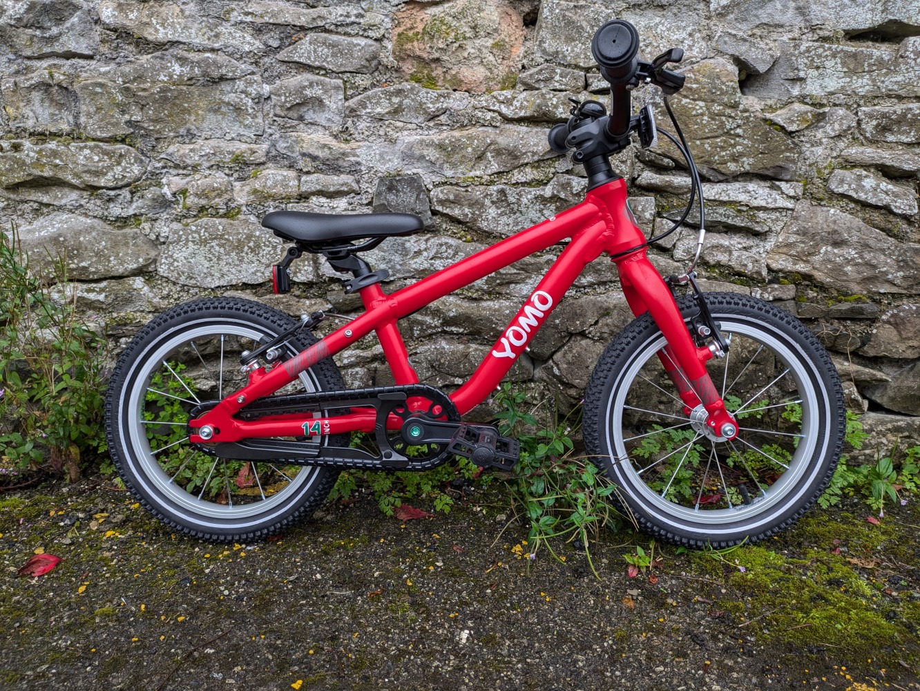 YOMO 14 review: the red bike leant against a wall