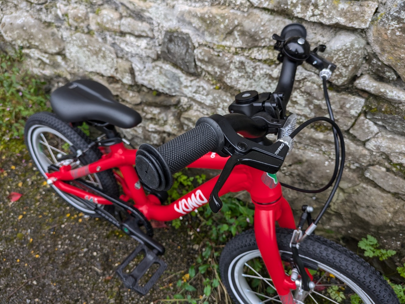 YOMO 14 review: the red bike leant against a wall- close up of the brake leaver