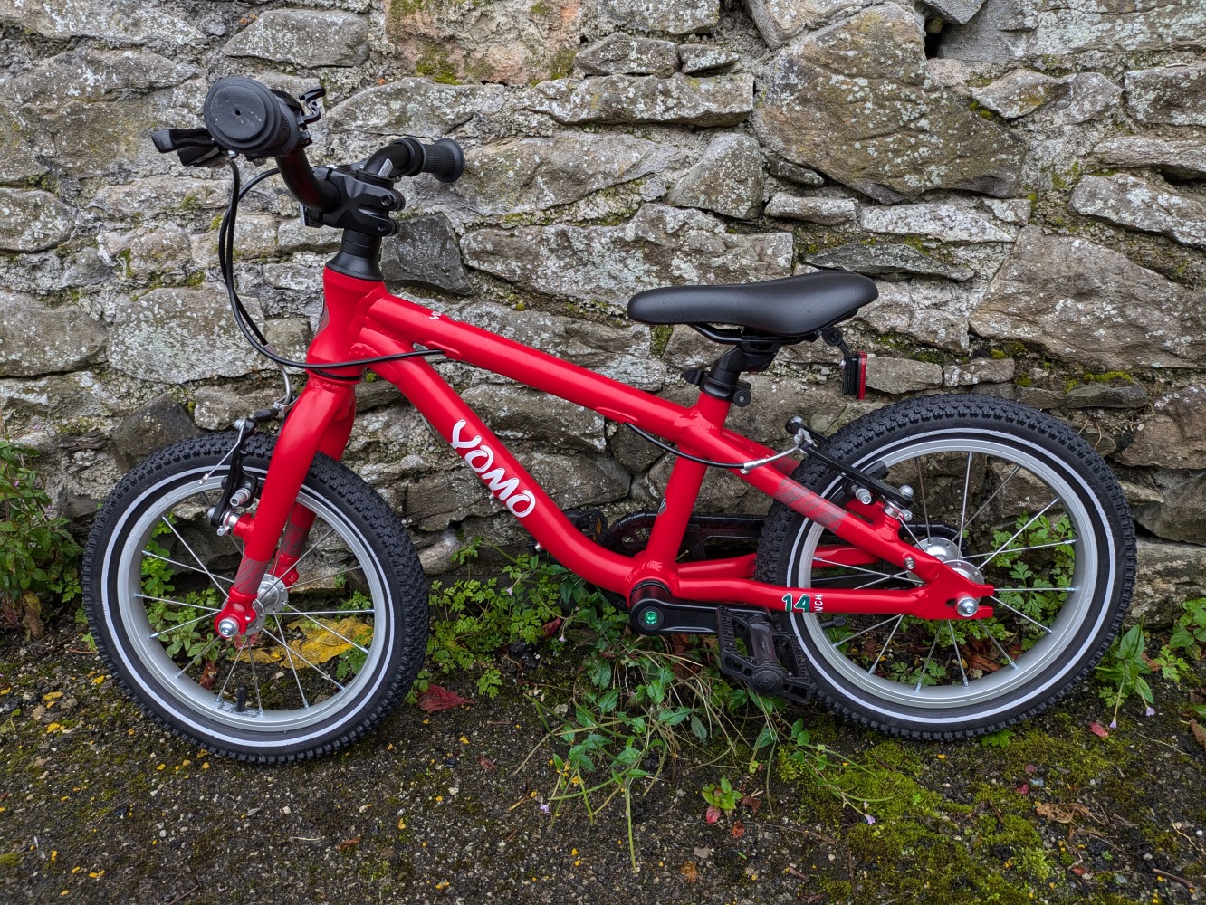 YOMO 14 review: the red bike leant against a wall