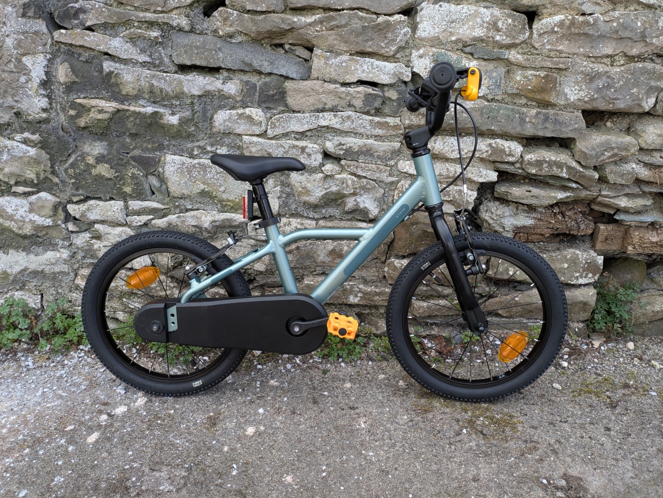 A photo of the BTWIN 16” Discover 900 leant against a wall for its review