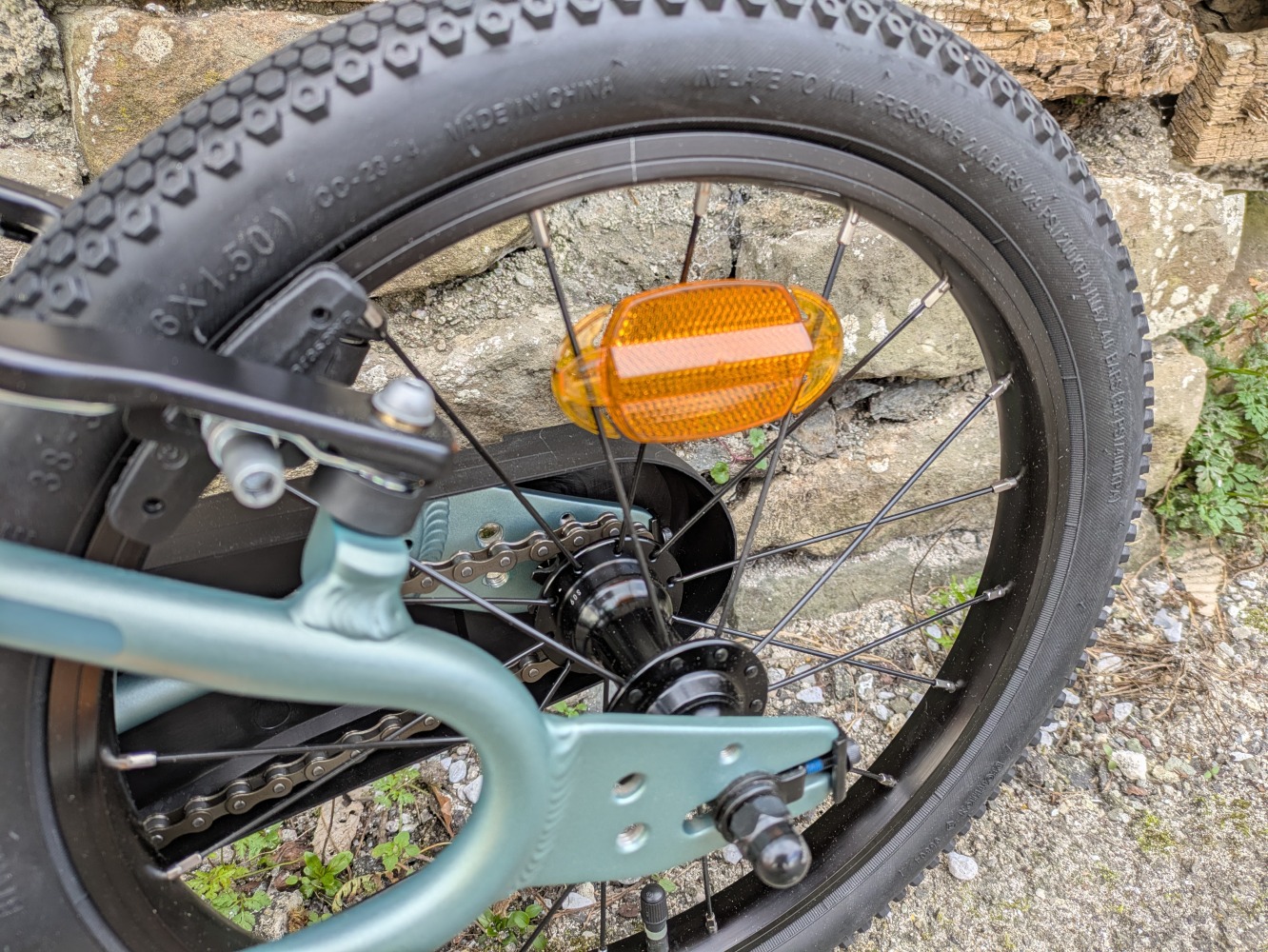 A photo of the BTWIN 16” Discover 900 leant against a wall for its review- close up of the chain