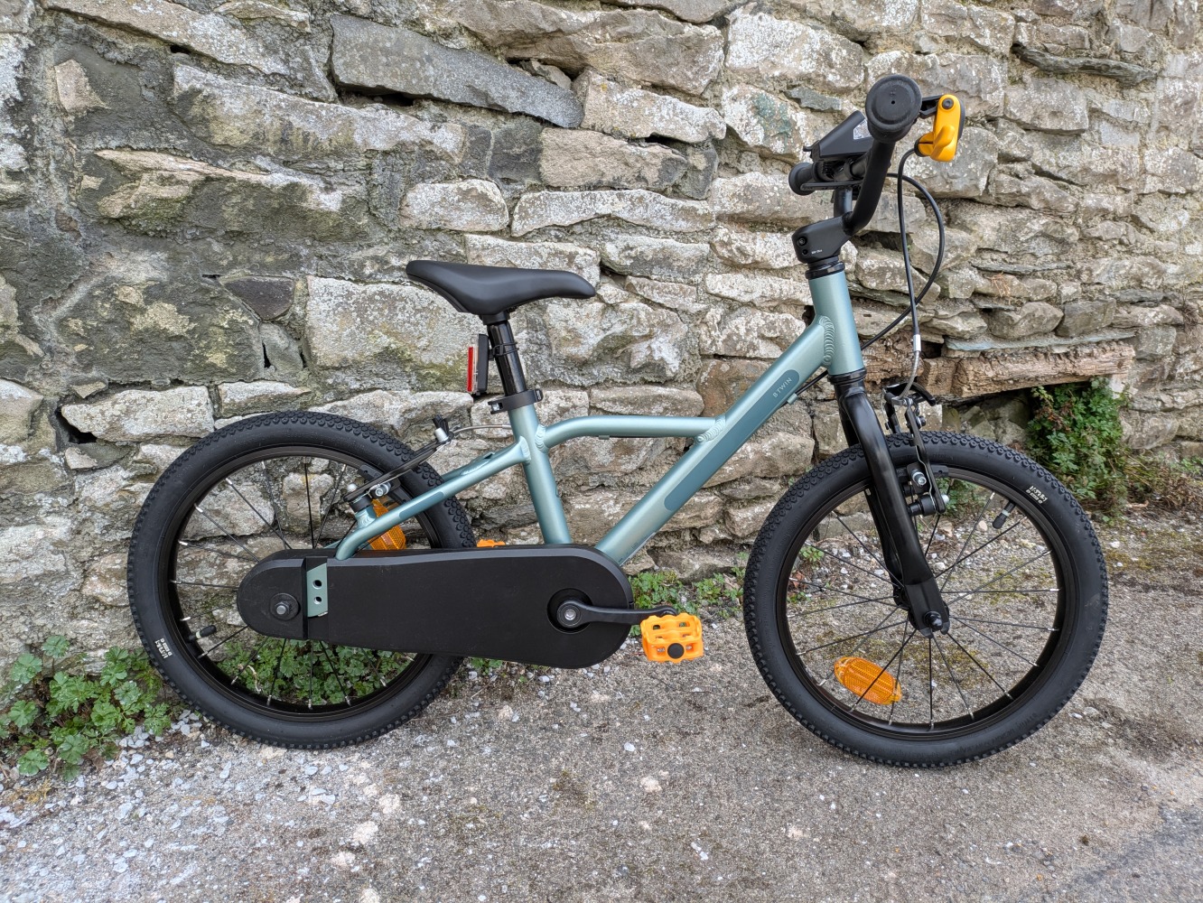 A photo of the BTWIN 16” Discover 900 leant against a wall for its review