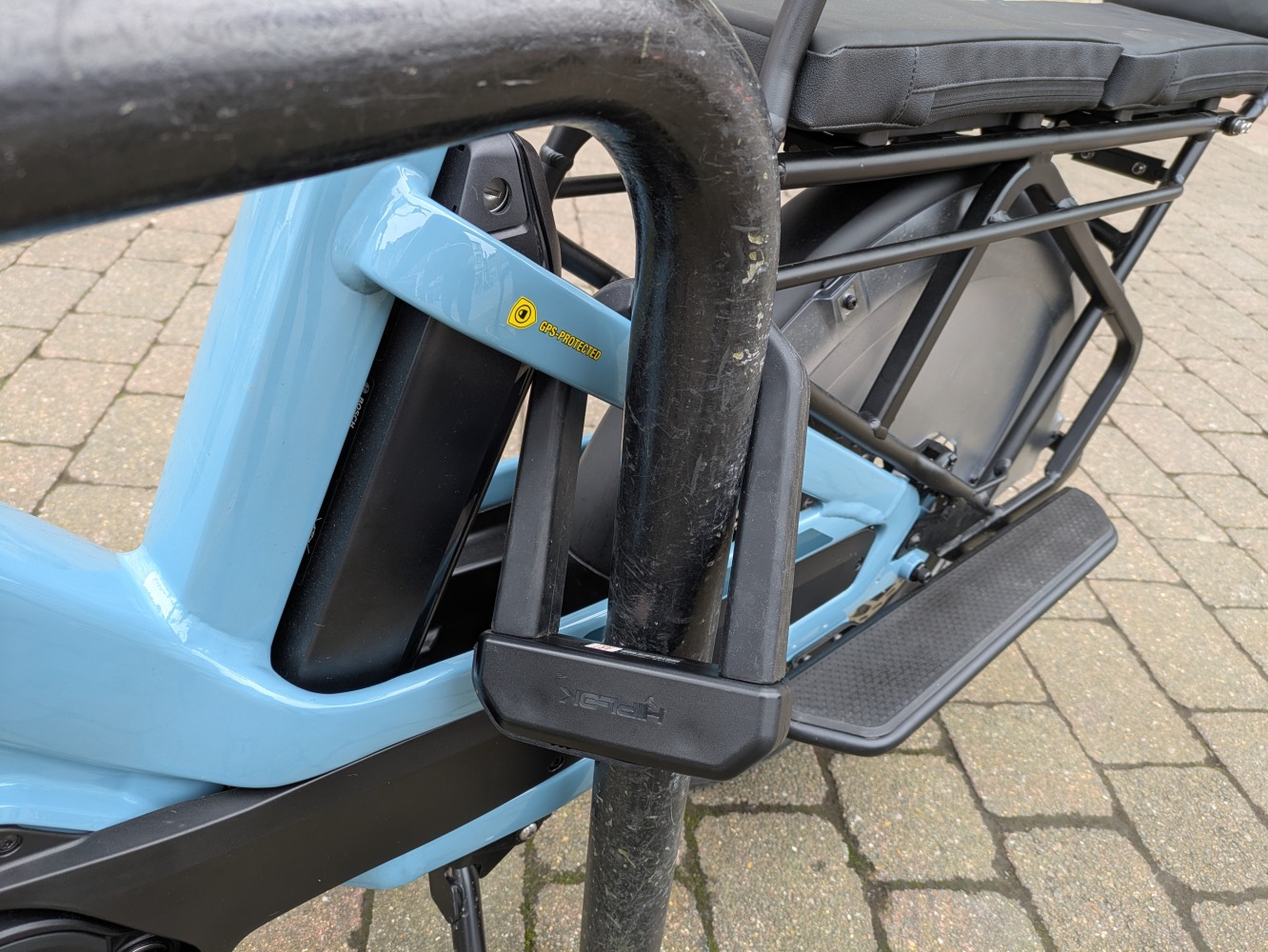 A black hiplok D1000 locking a blue, Gazelle Cabby longtail cargo bike