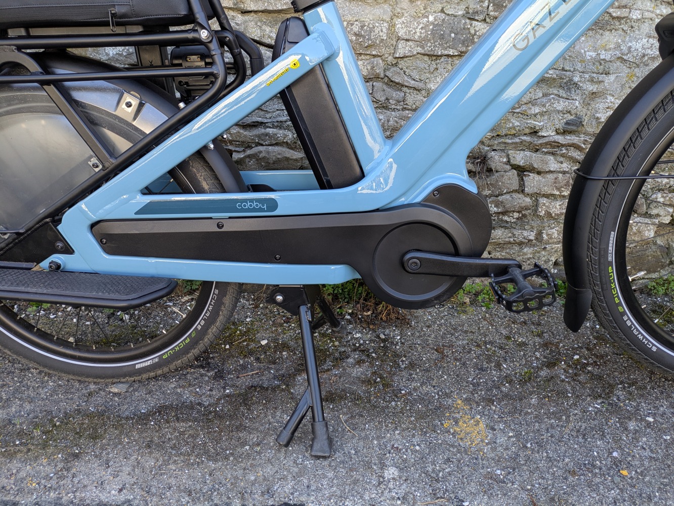 The blue Gazelle Cabby e-cargo bike leant against a wall- a close up of the drivetrain