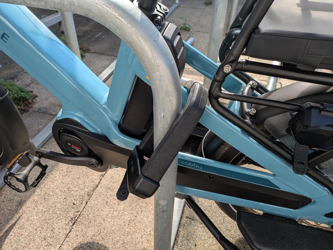 A black hiplok D1000 locking a blue, Gazelle Cabby longtail cargo bike