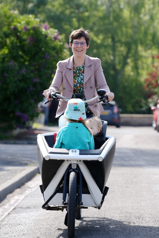 Saskia riding on the Urban Arrow Family with her two children
