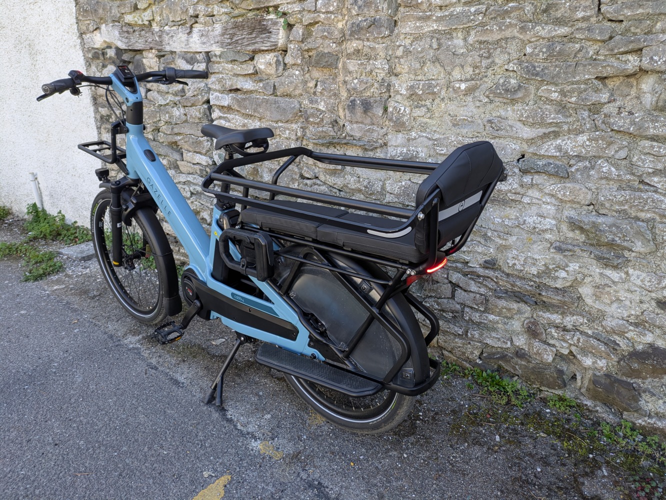 blue Gazelle Cabby e-cargo bike close up of the rear light and seat