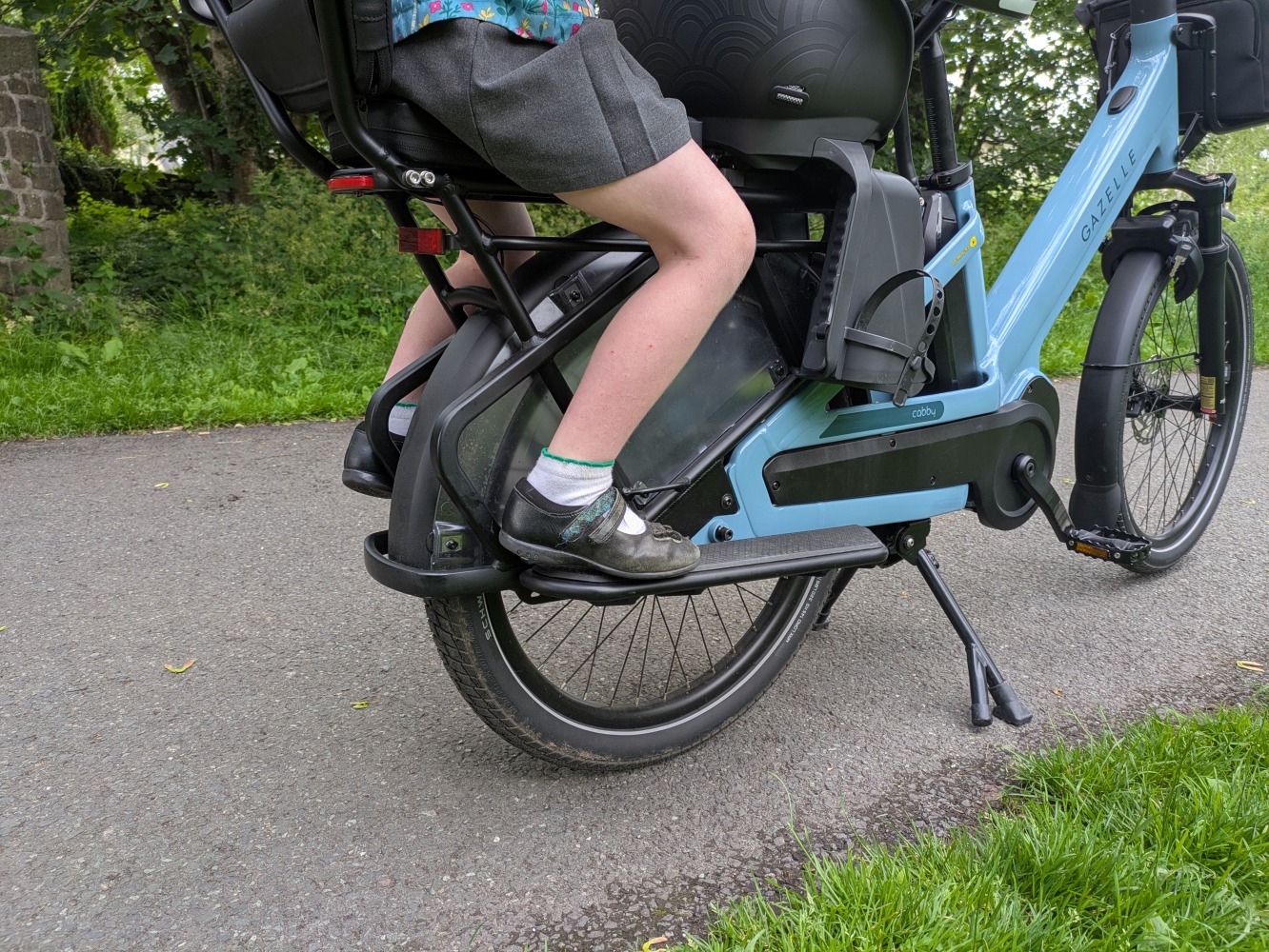 a little girls feet on the gazelle cabby footrests