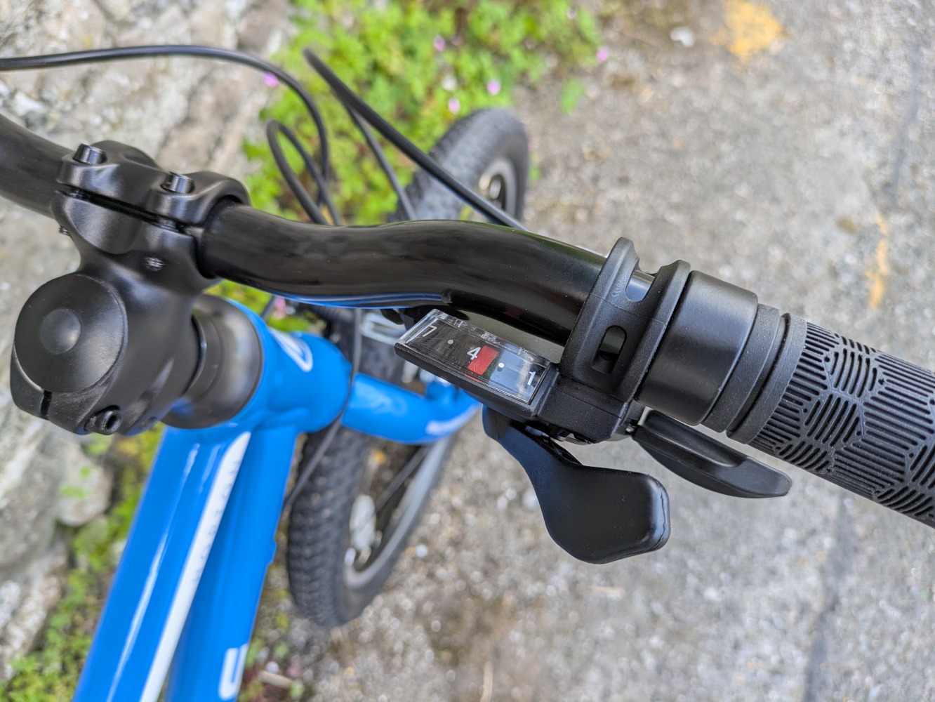 Shyre Hopton 20 review: a close up of the gear shifter and indicator