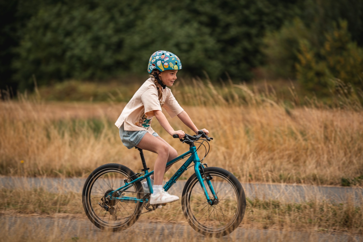 A child riding the new Hornit HERO 20 on a gravel path