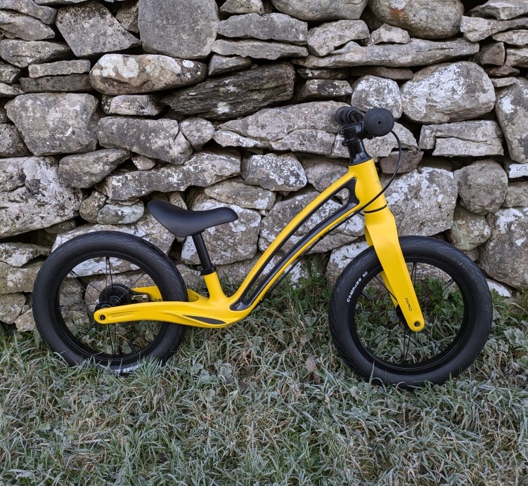 A yellow Hornit AIRO 14 leaning against a brick wall