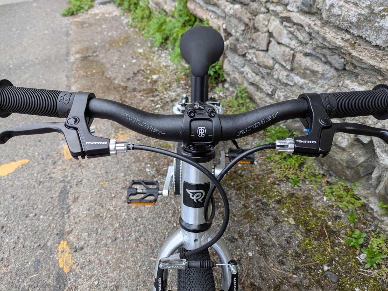 A close up of the handlebars on the silver, early rider belter- cycle sprog rider review
